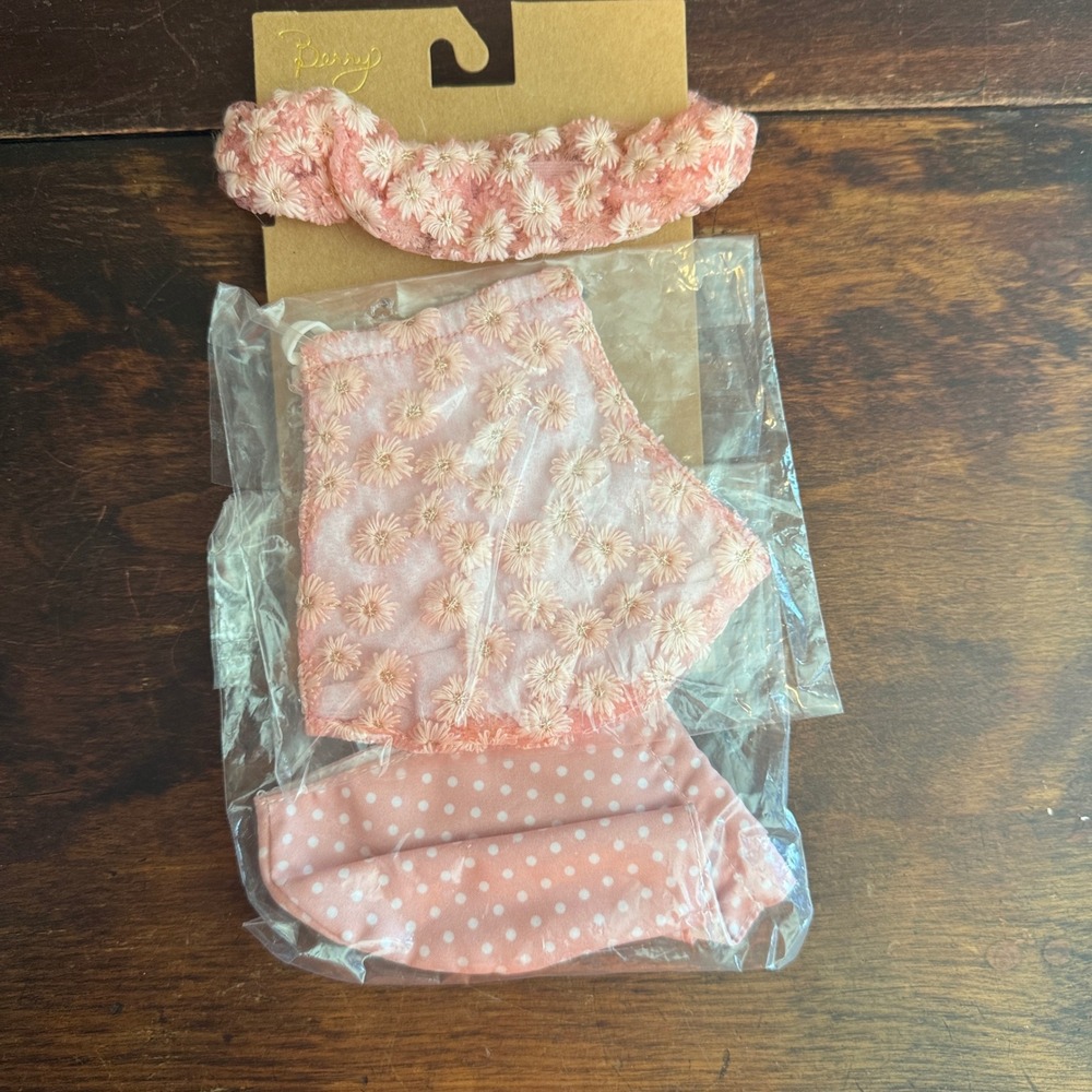 Berry Nordstrom Rack Preppy Pink Flower Set of 2 Face Mask and‎ 1 Scrunchie